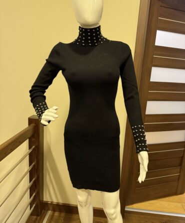 sukienka dzianinowa czarna dopasowana z dżetami
