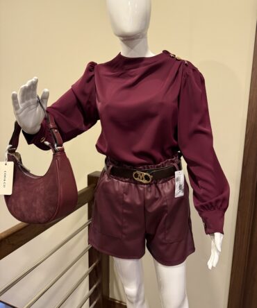 Burgundowe szorty damskie z eko skóry z paskiem