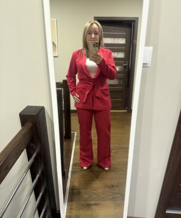 czerwony garnitur damski marynarka i spodnie