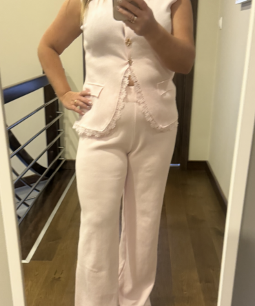 Komplet dzianinowy damski – kamizelka na guziki i spodnie z prostą nogawką