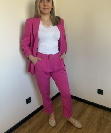 Garnitur damski elegancki – marynarka taliowana i spodnie cygaretki