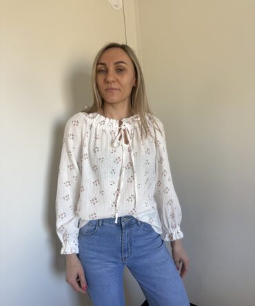 bluzka hiszpanka muślinowa biała w kwiaty