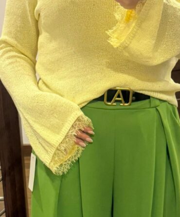 Sweter damski wiosenny z rękawem dzwonkiem i koronką SHEEP – rozmiar uniwersalny