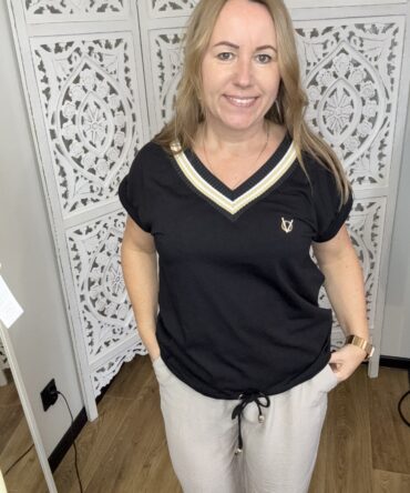 Bluzka  z ozdobą, u dołu troczek, bawełniana dekold w szpic.